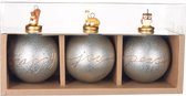 BRUBAKER Set Van 3 Glazen Kerstballen - Gouden Set Met Porseleinen Hertenkopfiguren - Premium Boomballen Met Bladontwerp - Handgeschilderde Kerstdecoratie - 8 Cm Kerstballen
