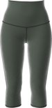 Voorkant van een groene driekwart sportlegging met gestikte naden.