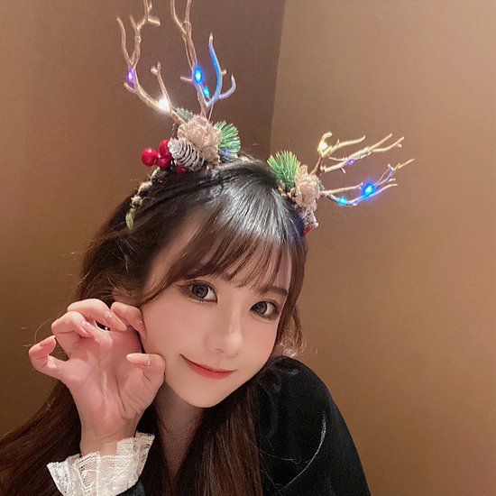 Prachtige kerst Haarband met Bloemen, Bessen Takken en LED-Verlichting voor Feestelijke Decoratie
