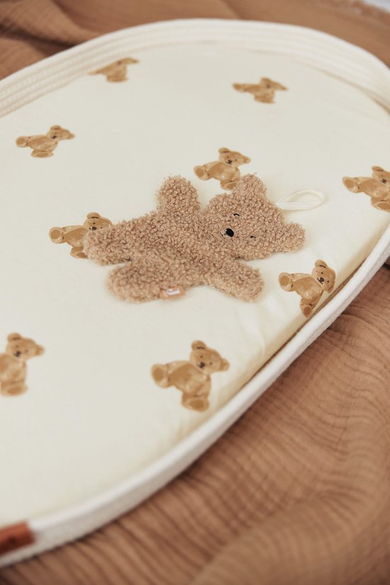 Nid de couchage pour bébé avec imprimé ours en peluche beige et porte-tétine ours en peluche.