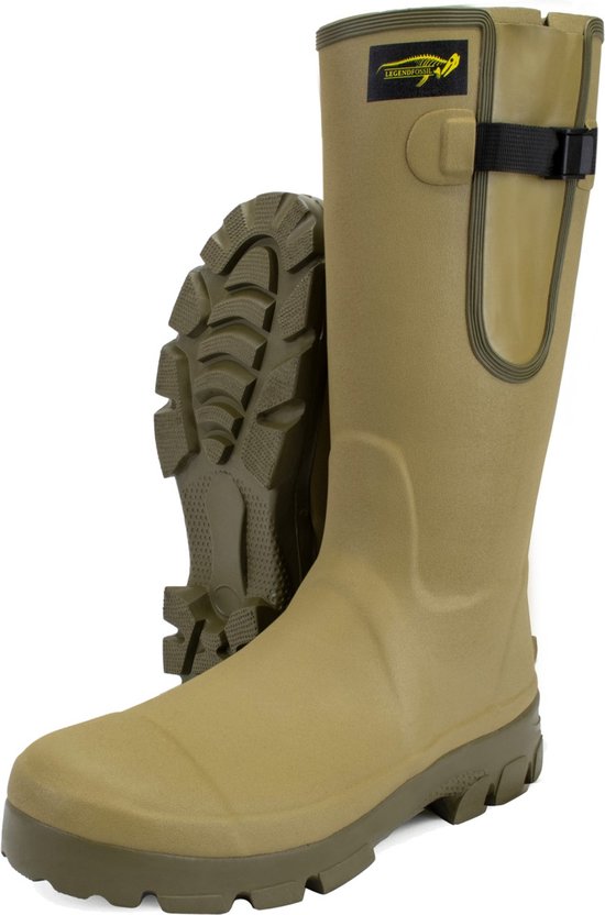 Une botte de pluie haute et beige se tient à côté de la semelle d'une autre botte, toutes deux à profil prononcé.