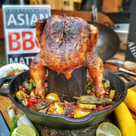 Cast Iron Chicken Roaster, Diameter 28 cm, Diameter of Aroma Cone 6 cm, Poultry Roaster for BBQ and Oven, Chicken Roaster with Aroma Cone and Collection Tray - Merkloos