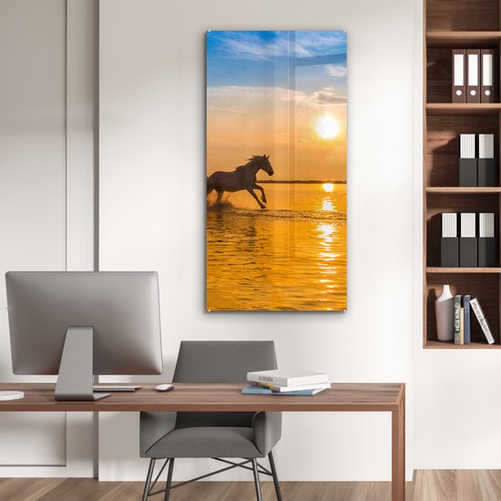 ® Glasschilderij 60x120 cm - Schilderij acrylglas - Kudde paarden galoppeert in Camargue in de zonsondergang - Foto op glas - Muurdecoratie woonkamer - Wanddecoratie slaapkamer - Schilderijen
