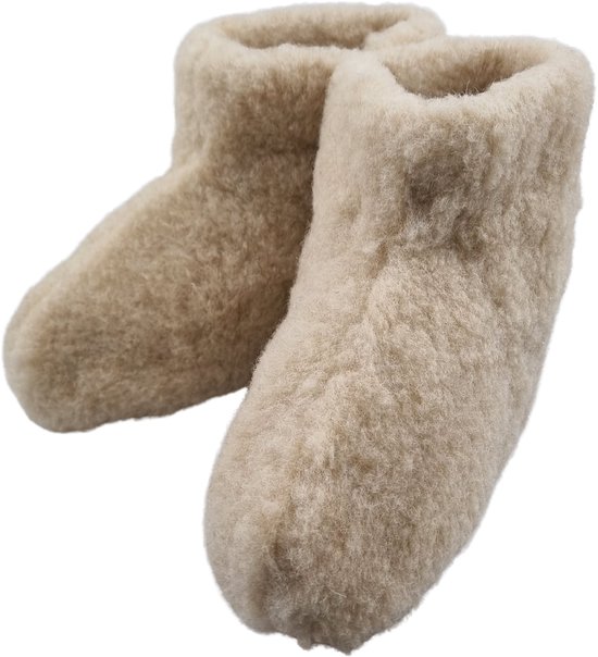Beige wollen sloffen die tot net boven de enkel komen, met een dikke vacht.