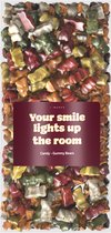 Cadeau voor Vrouw - By Maroo Snoep Pakket met Tekst Lief Compliment - Your Smile Lights Up The Room - leuke cadeautjes mannen en vrouwen, moeder, vader, opa, oma, mama, papa, zus, vriendin - Kerst Geschenkset