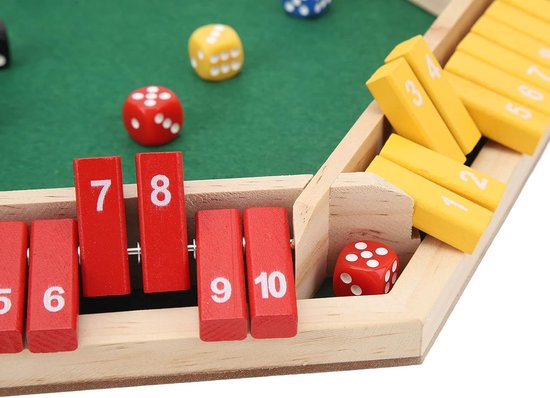 Detail van houten shut the box spel: rode schuifjes genummerd 7-10, gele schuifjes en een rode dobbelsteen.