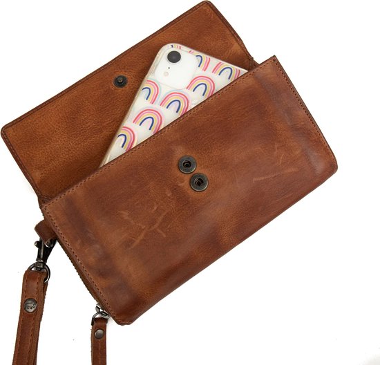Open lichtbruin leren telefoontasje, cognac kleur, met een telefoon met regenbooghoesje erin.