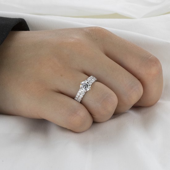 Serena - Ring moissanite en or blanc 18 carats avec pierres latérales double pavé.