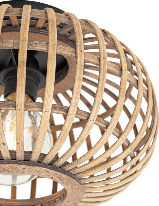 Close-up van de naturel rotan kooi van de Oosterse plafondlamp, met een doorzichtige Edison-lamp.