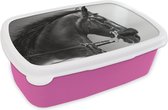 Broodtrommel Roze - Lunchbox Paarden - Zwart - Portret - Dieren - Brooddoos 18x12x6 cm - Brood lunch box - Broodtrommels voor kinderen en volwassenen