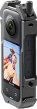 Zwarte Ulanzi kooi voor de Insta360 X3 camera, met een foto van een stel op het scherm.