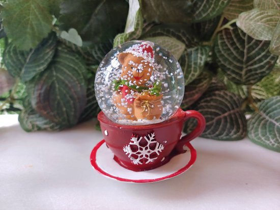 Boule à neige Ours à pied en forme de tasse à thé rouge 6,5cmHx6cmL