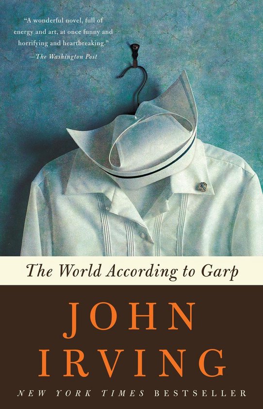 Een verpleegstersuniform met kapje hangt aan een kapstok voor een blauw-groene achtergrond. De titel is 'The World According to Garp'.