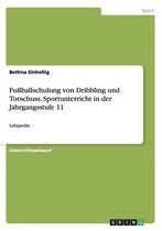 Fussballschulung von Dribbling und Torschuss. Sportunterricht in der Jahrgangsstufe 11