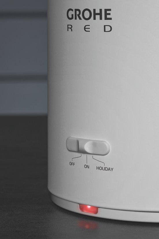 Witte GROHE RED boiler met aan/uit en holiday schakelaar, en rode statusindicator.