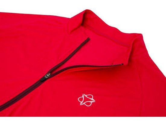 Hals en rits van een rood fietsshirt met een zilveren logo.