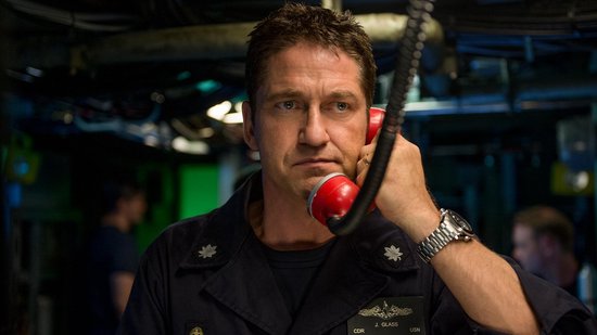 Gerard Butler in marine-uniform houdt een rode telefoon vast