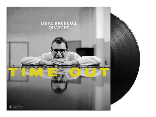 Dave Brubeck Quartet albumhoes met Dave Brubeck die leunt op een piano, met de tekst 'TIME OUT', naast een zwarte LP.