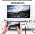 Des mains tenant un smartphone affichant un film, connecté via un câble à une grande télévision qui montre le même film.
