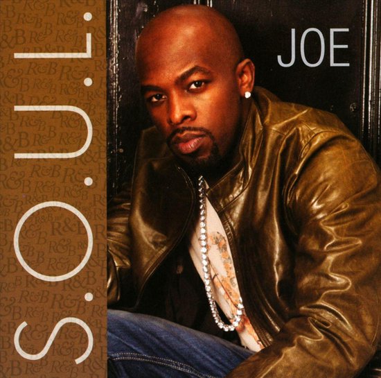 JOE, getiteld S.O.U.L. - zanger met gouden jas, jeans en parelketting.