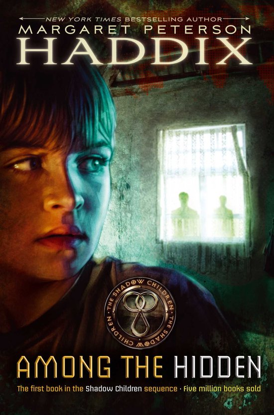 Een jongen kijkt angstig weg van de camera. Op de achtergrond, door een raam met vitrage, zijn twee schimmige figuren zichtbaar. De titel 'Among the Hidden' is in grote gele letters. "New York Times Bestselling Author Margaret Peterson Haddix".