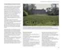 Paarse en witte bloemen in een park bij een landhuis.