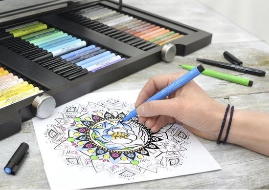Hand kleurt mandala met blauwe stift uit een koffer met veel gekleurde stiften.