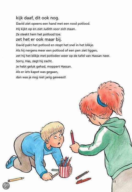 Jongen met blond haar knielt met een pot potloden. Meisje met rood haar geeft hem een rode potlood.