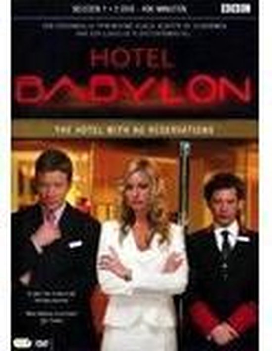 Drie hotelmedewerkers, een man in pak en twee met rode details op hun uniform, staan voor de neonverlichting van "Hotel Babylon".