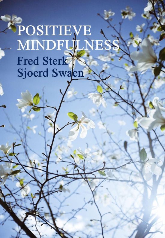 Boek met 'POSITIEVE MINDFULNESS' in witte letters op een blauwe lucht, met witte bloesems en takken op de voorgrond.
