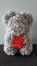 Love teddy beer van grijze kunst rozen met rood boeketje 25cm in cadeaudoos. kerst / sinterklaas / moederdag / cadeau / geschenkdoos / giftbox / kunstrozen / rood / boeket / hartje