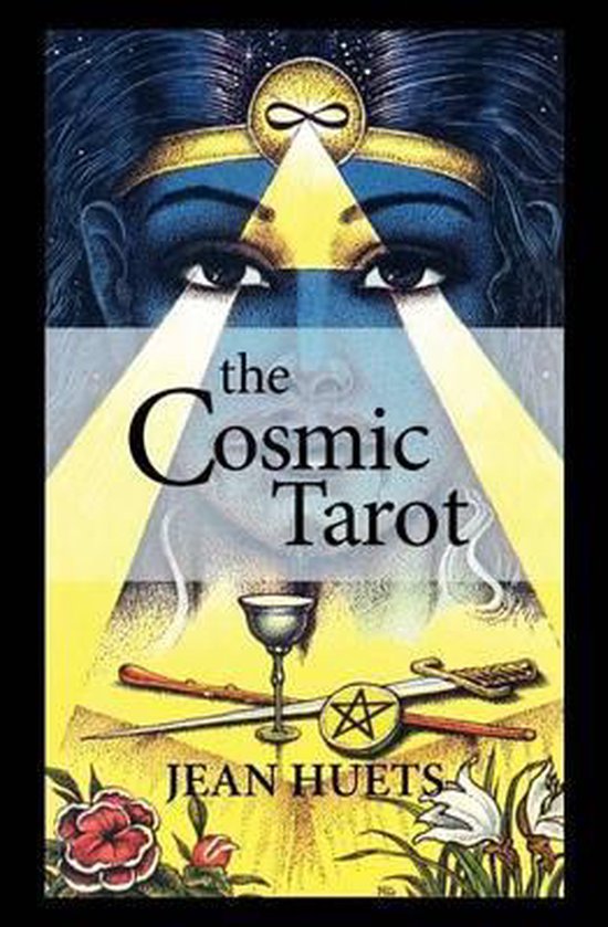 De kaft van 'The Cosmic Tarot' van Jean Huets toont een vrouw met blauwe huid en een gouden hoofdband. In het midden staan een kelk, een zwaard en een staf, met een rode roos en witte bloemen aan de onderkant.