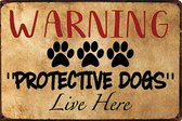 Warning Protective Dogs - Waarschuwing Beschermde hond - woont hier - METALEN WANDBORD MANCAVE MUURPLAAT VINTAGE RETRO WANDDECORATIE TEKST DECORATIEBORD RECLAME NOSTALGIE ART 9420