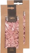 2x Zakje lichtroze houtsnippers 150 gram geboorte decoratie - Babyshower jongen geboren hobby/decoratie materiaal - Houtstukjes licht roze