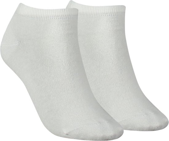 Twee witte enkelsokken, zonder patroon, effen.