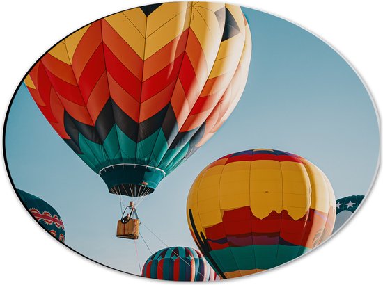 Dibond Ovaal - Man in Mandje onder Kleurrijke Luchtballon omringd door Luchtballonnen - 40x30 cm Foto op Ovaal (Met Ophangsysteem)