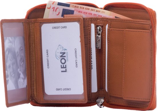 Bruine leren portemonnee met oranje rits, eurobiljetten, creditcardvakken en een vakje voor foto's.