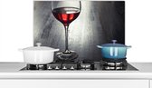 Spatscherm keuken 60x40 cm - Kookplaat achterwand Glas rode wijn op een houten plaat - Muurbeschermer - Spatwand fornuis - Hoogwaardig aluminium