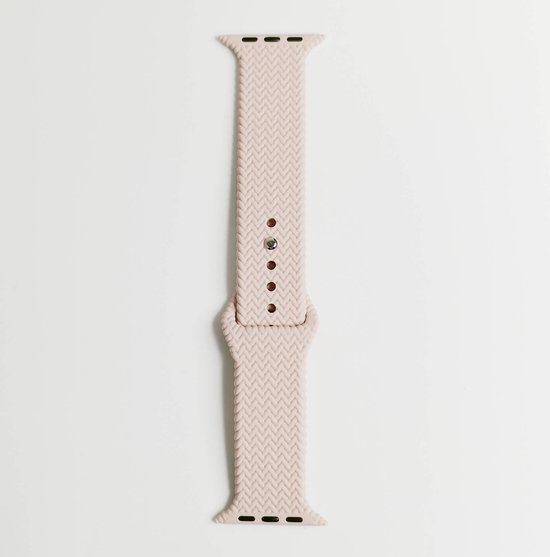 Lichtroze siliconen Apple Watch bandje met visgraatmotief en zilverkleurige sluiting.