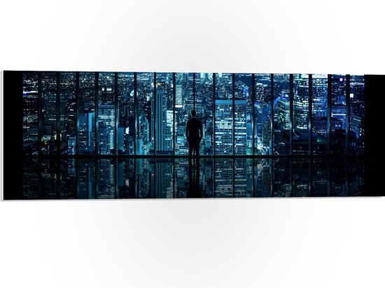 PVC Schuimplaat - Man voor Glazen Wand met Uitzicht op de Stad in de Avond - 90x30 cm Foto op PVC Schuimplaat (Met Ophangsysteem)