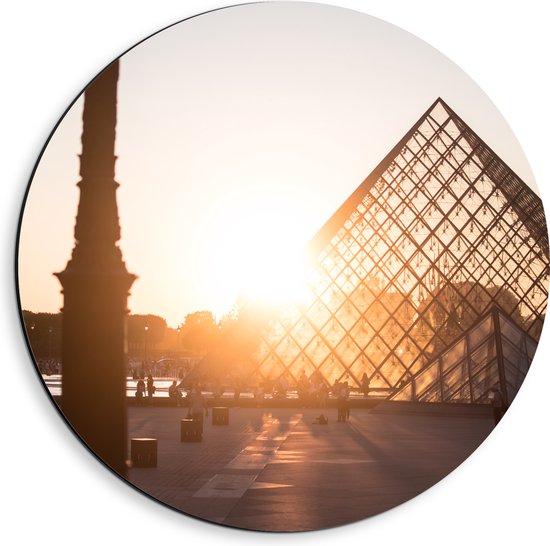 Dibond Muurcirkel - Zonnestralen over het Plein van het Louvre in Parijs - 40x40 cm Foto op Aluminium Muurcirkel (met ophangsysteem)