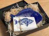 PuroPortugues - giftbox - Albufeira - keramiek - tapas - schaal - visschaal - met theedoek - geborduurd -vismotief kobalt blauw