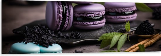 Dibond - Zwart Plateau met Paarse Macarons - 150x50 cm Foto op Aluminium (Met Ophangsysteem)