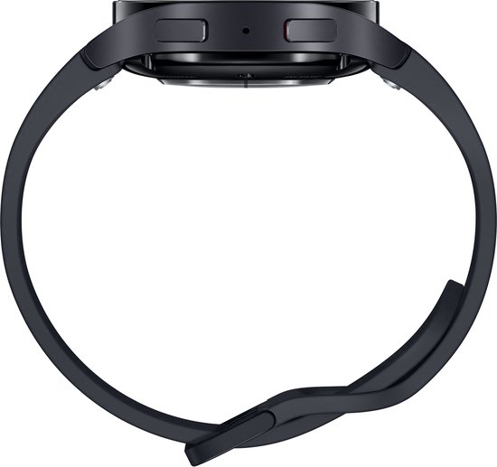 Samsung Galaxy Watch6 in grafietkleur met een zwarte sportband, op zwarte achtergrond.