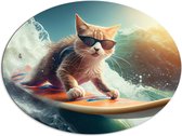 Dibond Ovaal - Rood met Witte Kat met Zwarte Zonnebril op Surfboard over de Golven - 108x81 cm Foto op Ovaal (Met Ophangsysteem)
