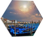 PVC Schuimplaat Hexagon - Rij Blauwe Gondels op de Wateren van Venetië - 50x43.5 cm Foto op Hexagon (Met Ophangsysteem)
