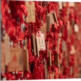 Dibond - Rode Sleutelhangers met Chinese Tekens aan een Muur - 80x80 cm Foto op Aluminium (Met Ophangsysteem)