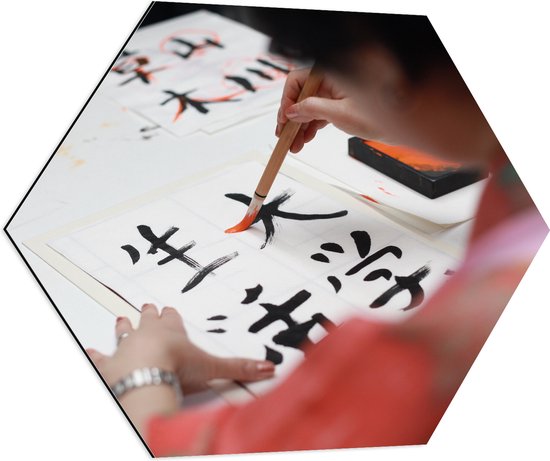 Dibond Hexagon - Tekening van Chinese Tekens op Wit Papier - 80x69.6 cm Foto op Hexagon (Met Ophangsysteem)