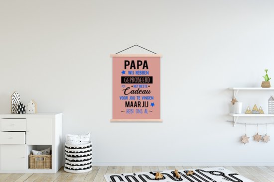 Posterhanger incl. Poster 120x160 cm - Schoolplaat - Quotes - Papa - Spreuken - Papa jij hebt ons al - Textielposter - Blanke latten - Vaderdag cadeau - Geschenk - Cadeautje voor hem - Tip - Mannen