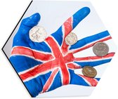 Dibond Hexagon - Engelse Vlag en Valuta op Handpalm - 30x26.1 cm Foto op Hexagon (Met Ophangsysteem)